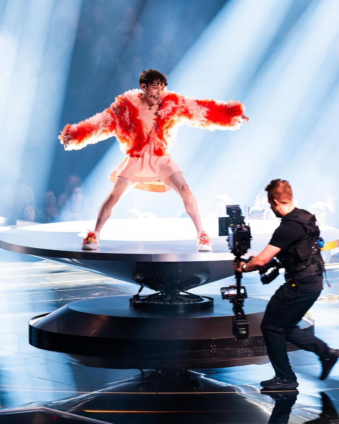 Nemo interprète sa chanson «Break the Code» lors de la finale du concours Eurovision 2024