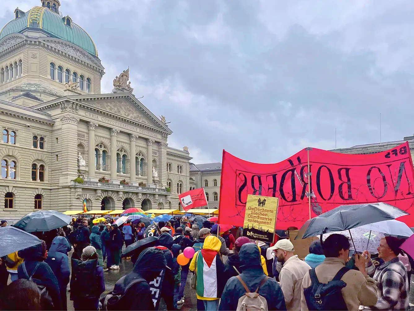 Une manifestation pour le droit des migrants devant le Palais fédéral