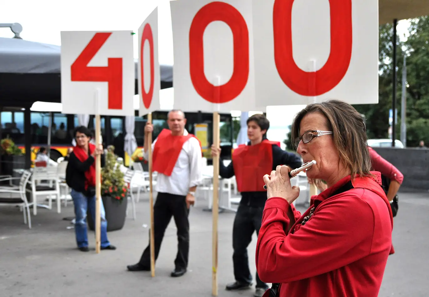 Action avec pancartes "4000" pour un salaire minimum national, gare de Neuchâtel, 2014