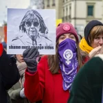 Pancarte avec le portrait de Gisèle Pélicot lors de la manifestation nationale contre les violences sexistes et sexuelles, Berne, 25 novembre 2024