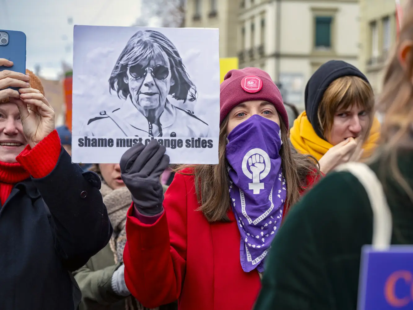 Pancarte avec le portrait de Gisèle Pélicot lors de la manifestation nationale contre les violences sexistes et sexuelles, Berne, 25 novembre 2024