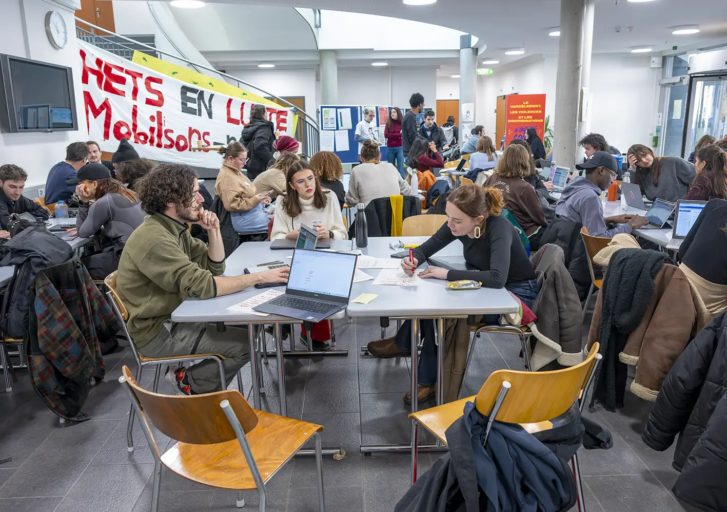 Étudiant·es de la HETS Genève en grève pour portester contre la hausse des taxes, 16 décembre 2024.