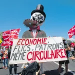 Une marionnette représentant un patron lors d'une manifestation