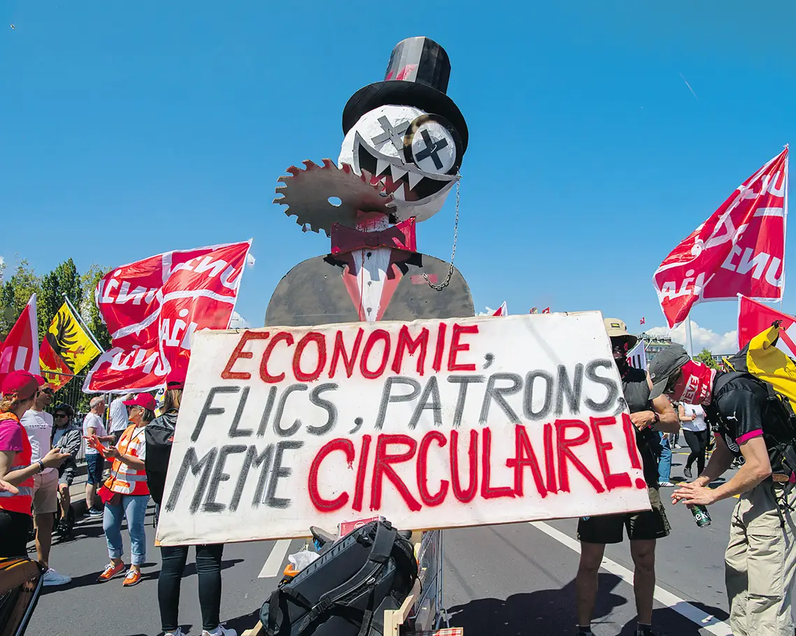 Une marionnette représentant un patron lors d'une manifestation