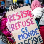 Une pancarte contre le fascisme