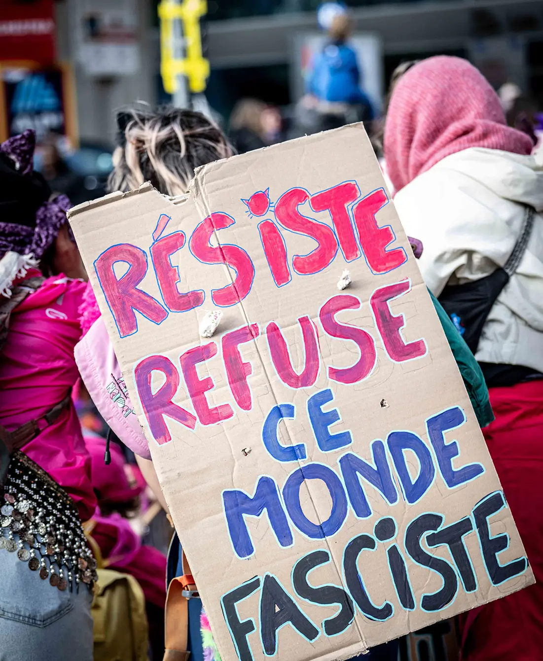 Une pancarte contre le fascisme