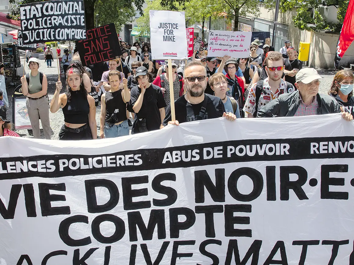 Une pancarte “La vie des noirs compte”