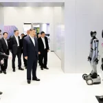Xi Jinping regarde des robots