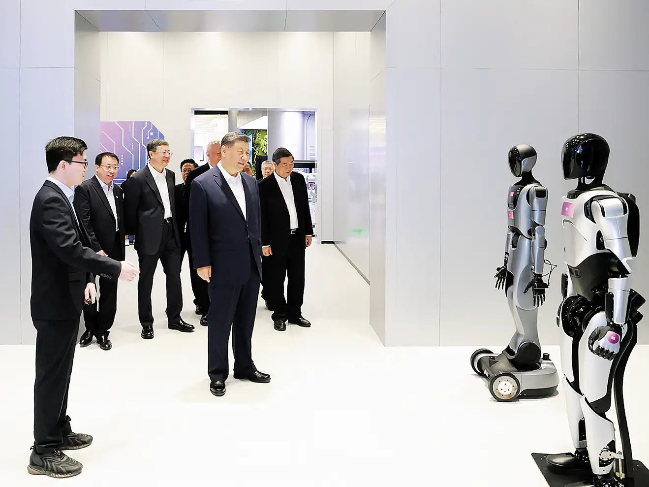 Xi Jinping regarde des robots