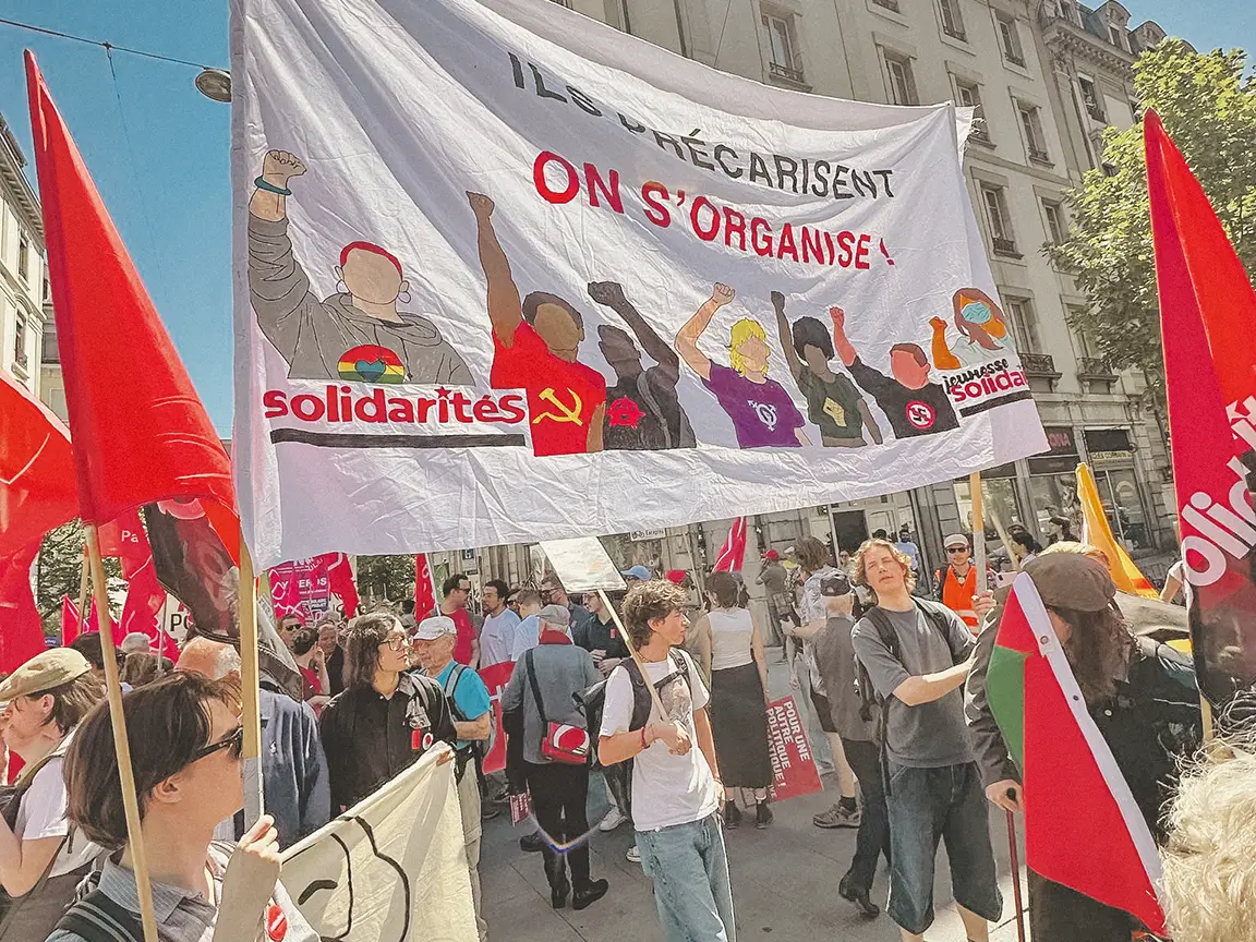 Une banderole de solidaritéS lors du cortège du 1er Mai à Genève