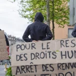 Des personnes manifestent contre les renvois devant le Service de la population de Lausanne