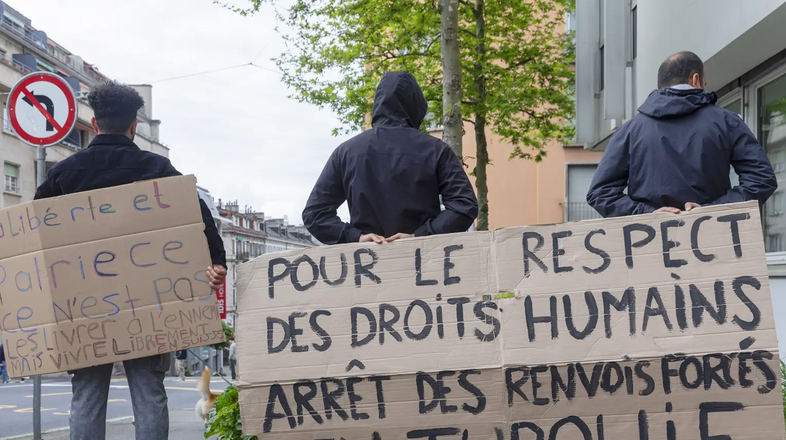 Des personnes manifestent contre les renvois devant le Service de la population de Lausanne