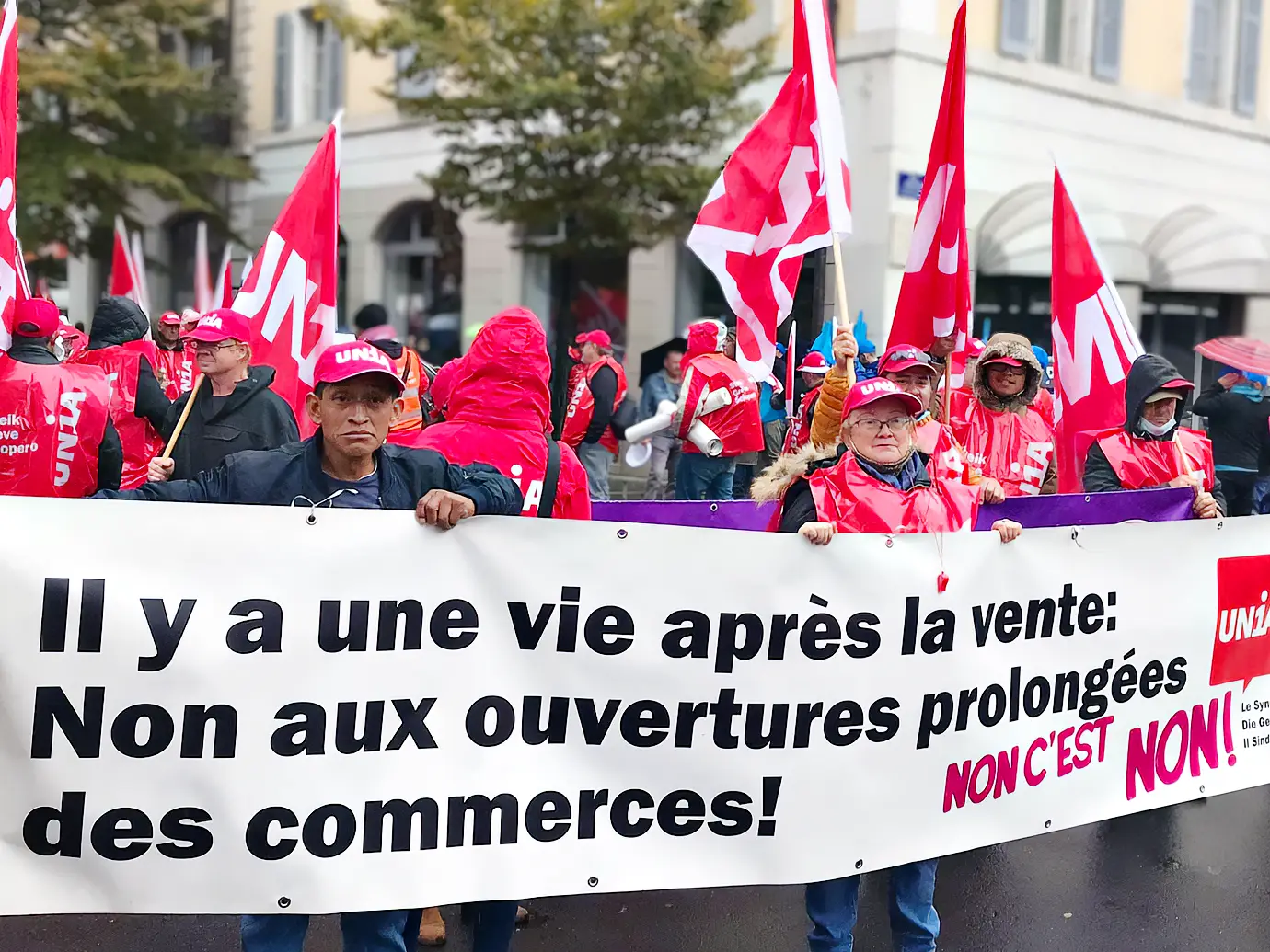 Banderole contre la prolongation de l'ouverture des magasins à Genève