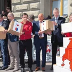 Des personnes déposent l'initiative “Sauvegarder la neutralité suisse»