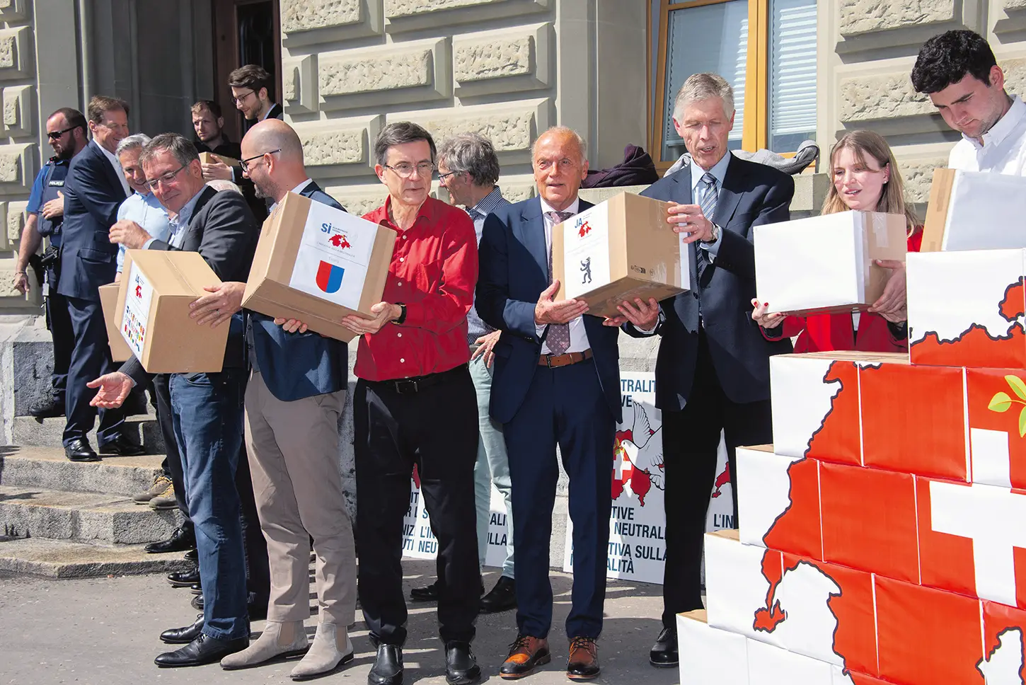 Des personnes déposent l'initiative “Sauvegarder la neutralité suisse»