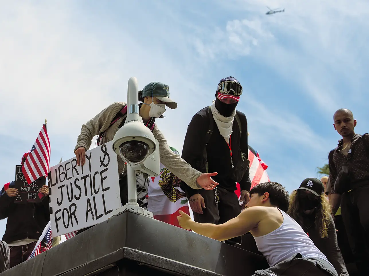 Des manifestants participants à la manifestation No Kings à Los Angeles