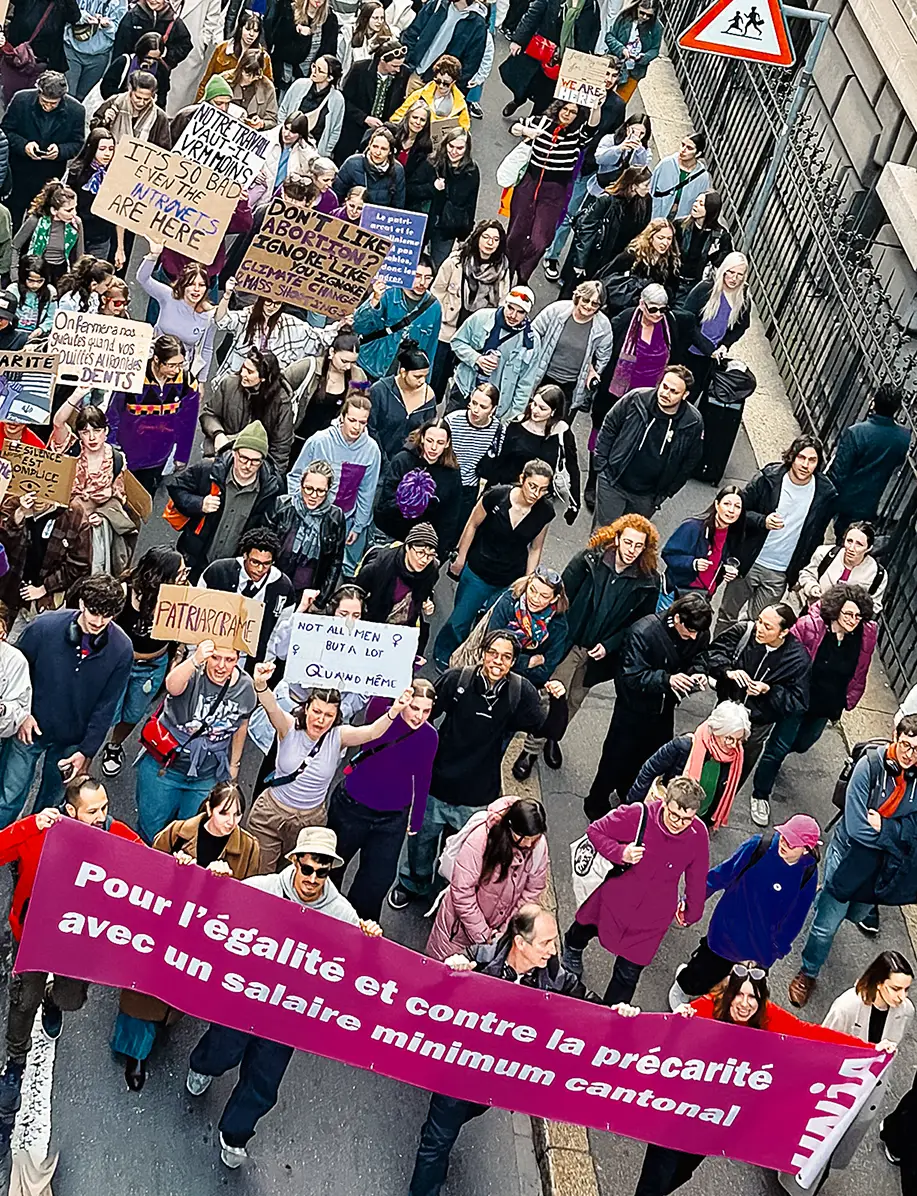 Des manifestants avec une banderole pour un salaire minimum vaudois
