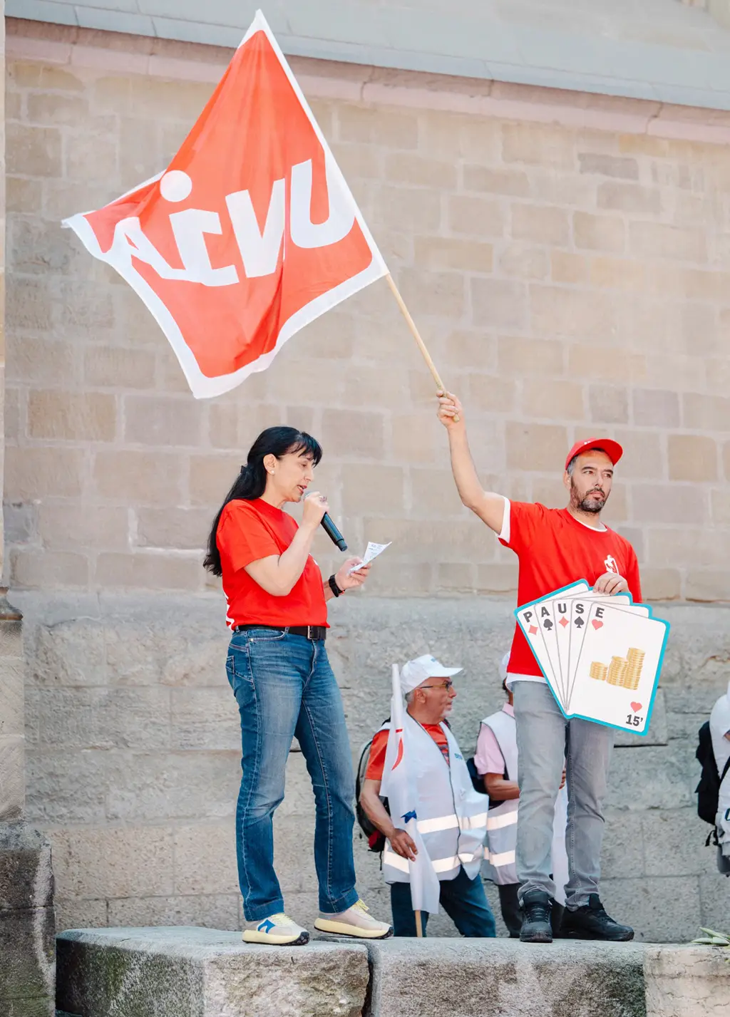 Vania Alleva prononce un discours lors d'une manifestation du secteur de la construction