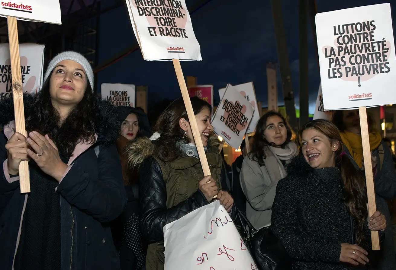 Des personnes protestent contre l'interdiction de la mendicité