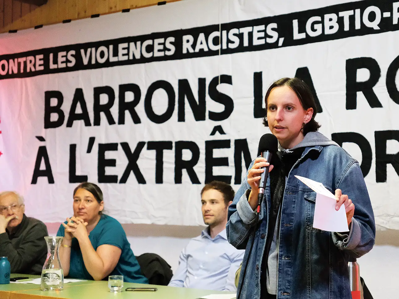 Banderole contre l'extrême droite lors d'une conférence de solidaritéS