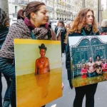 Des personnes tiennent des pancartes montrant les dégâts environnementaux dans les pays du Sud global