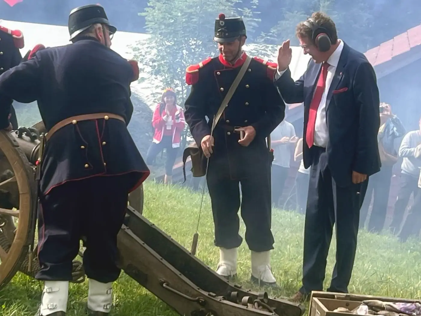 Albert Rösti assiste au tir d'un canon
