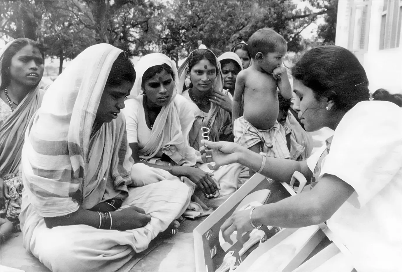 Un doctoresse donne un cours d’éducation sexuelle à Aurangabad, Inde, octobre 1972