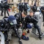Des policiers arrêtent un manifestant de façon brutale