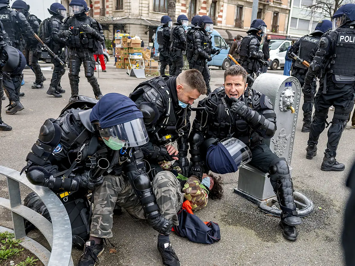 Des policiers arrêtent un manifestant de façon brutale