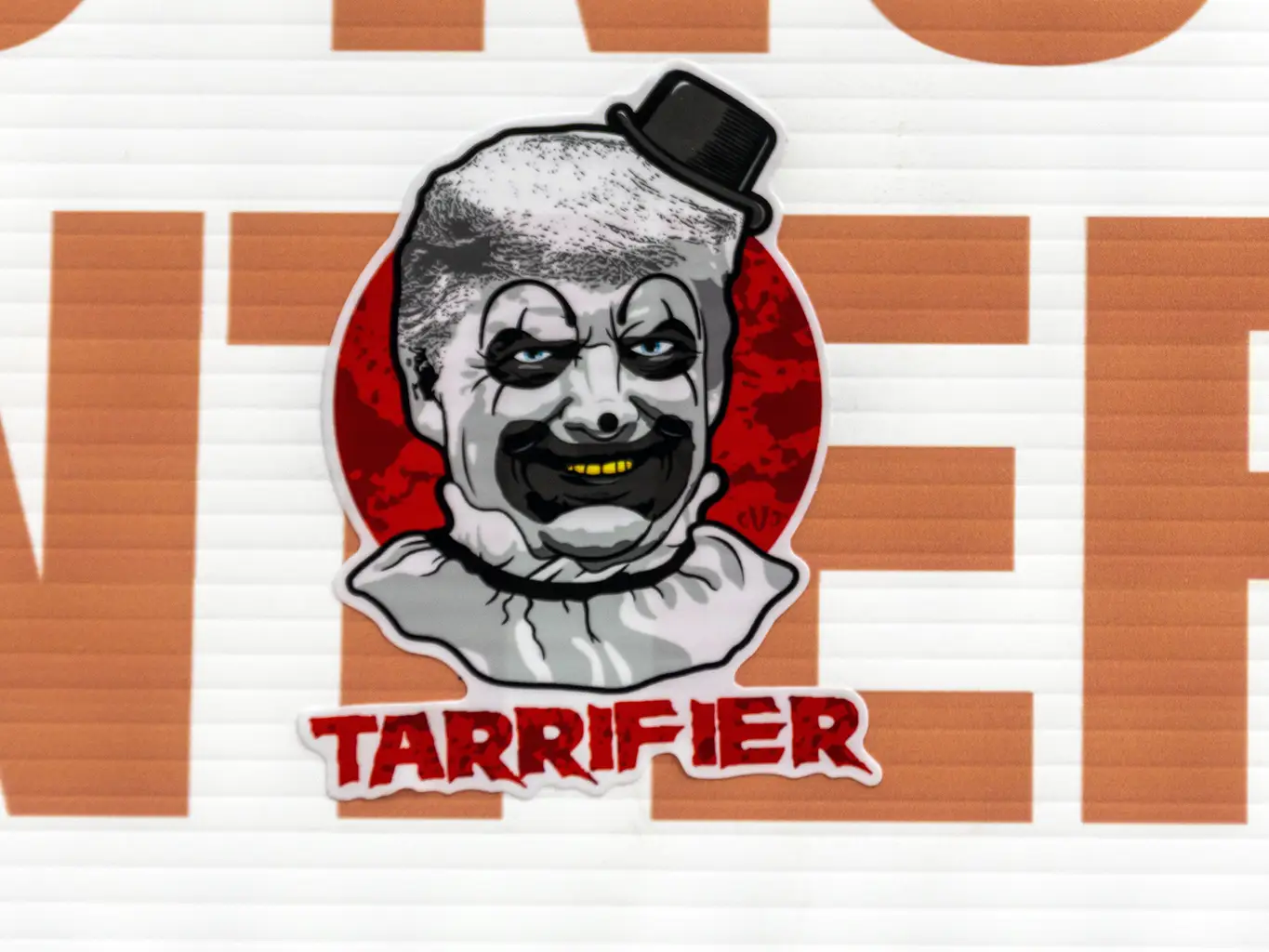Autocollant représentant Donald Trump en clown taxateur