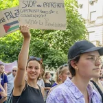 Une manifestante tient une pancarte: stop au patriarcat