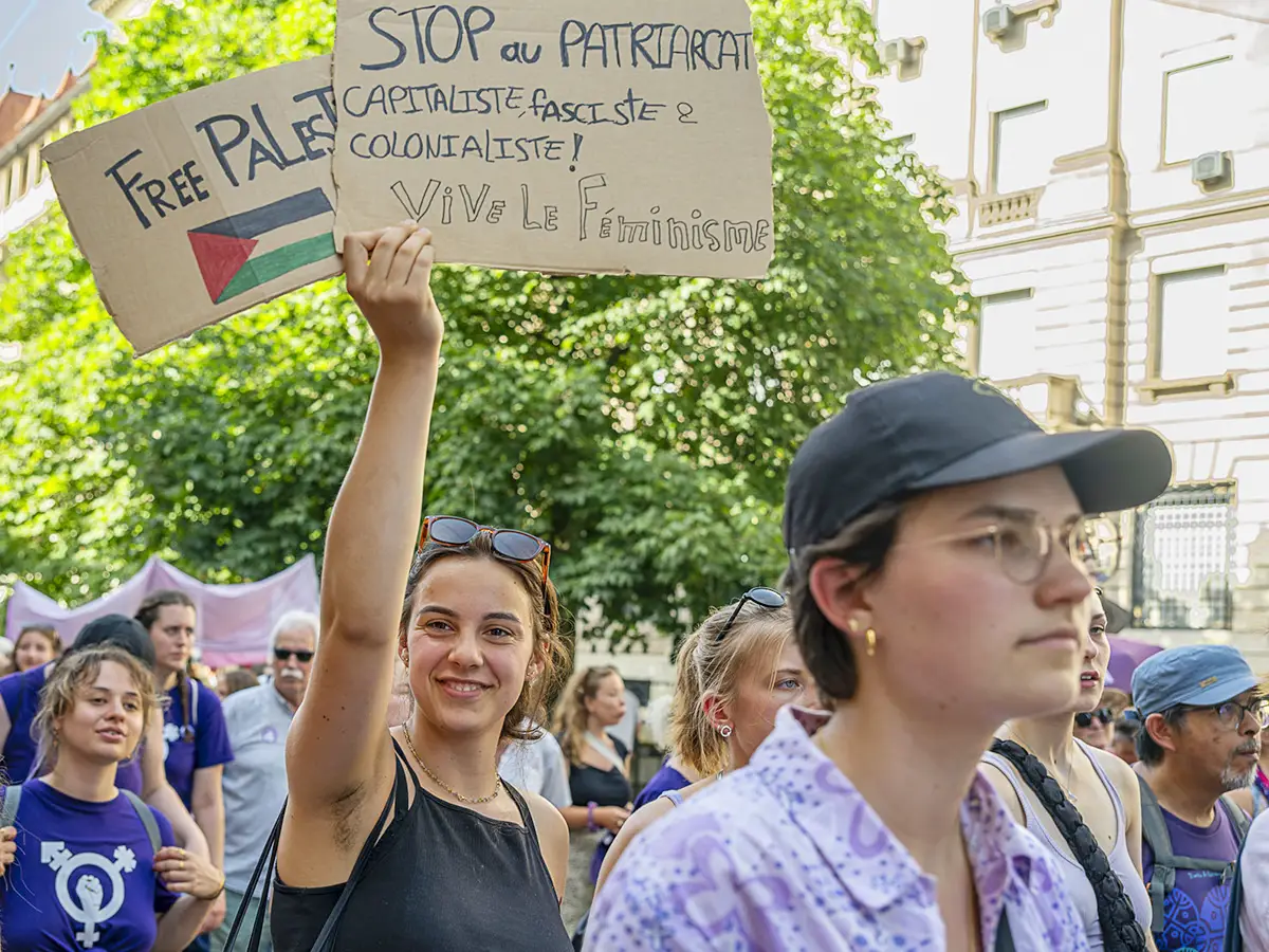 Une manifestante tient une pancarte: stop au patriarcat