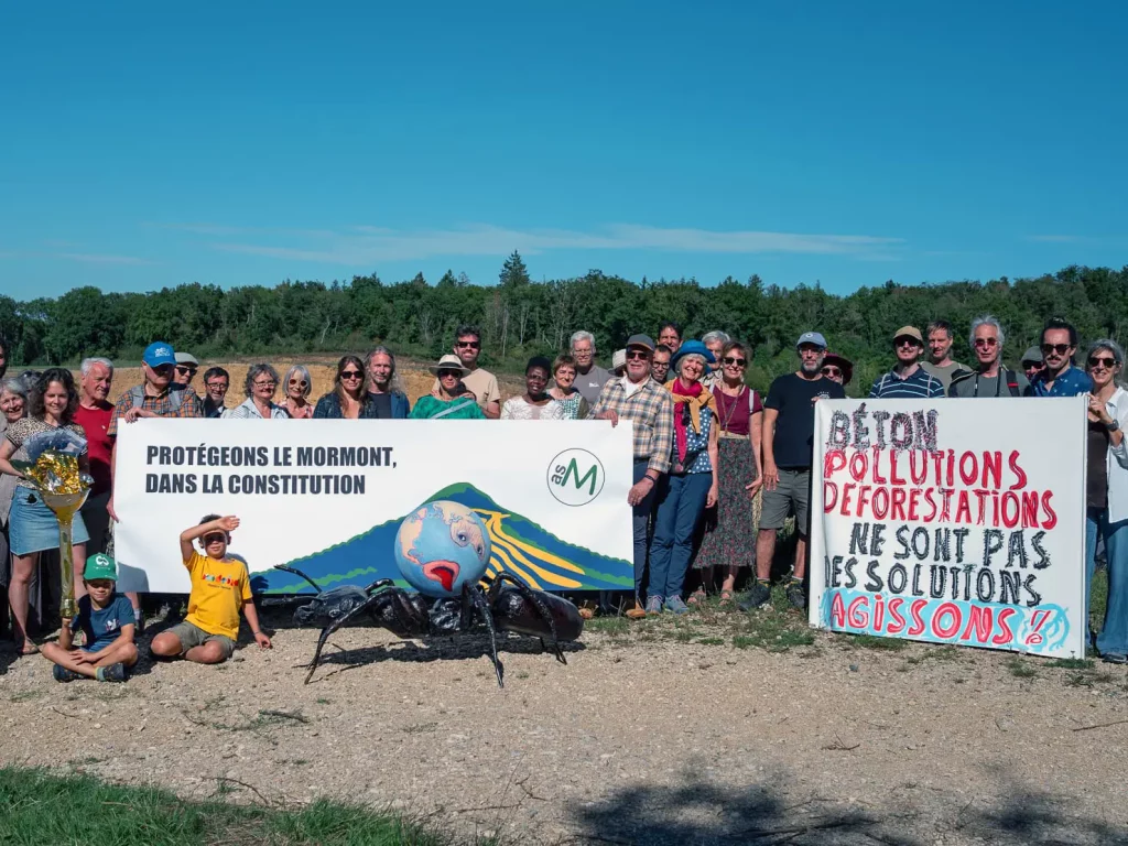 Des soutiens de l’initiative Sauvons le Mormont posent devant le sommet du Mormont