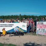 Des soutiens de l’initiative Sauvons le Mormont posent devant le sommet du Mormont