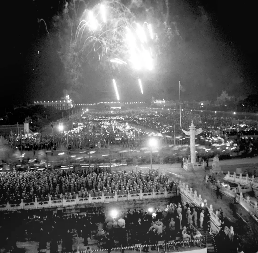 Des feux d'artifice lors de la fondation de la République populaire de Chine