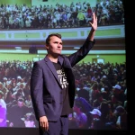 Charlie Kirk salue des étudiants