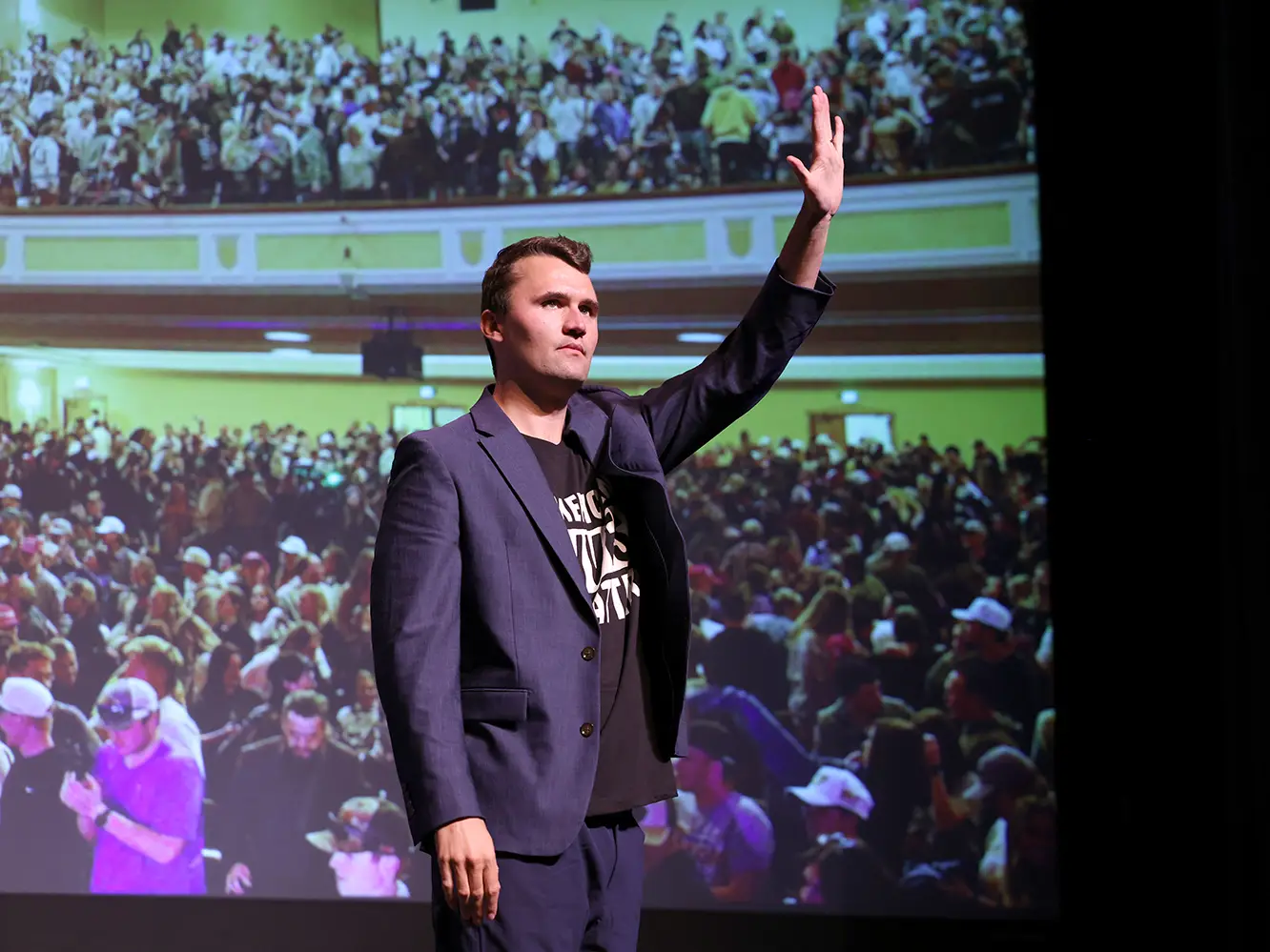Charlie Kirk salue des étudiants