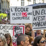 Pancartes contre la baisse d'argent pour l'école publique