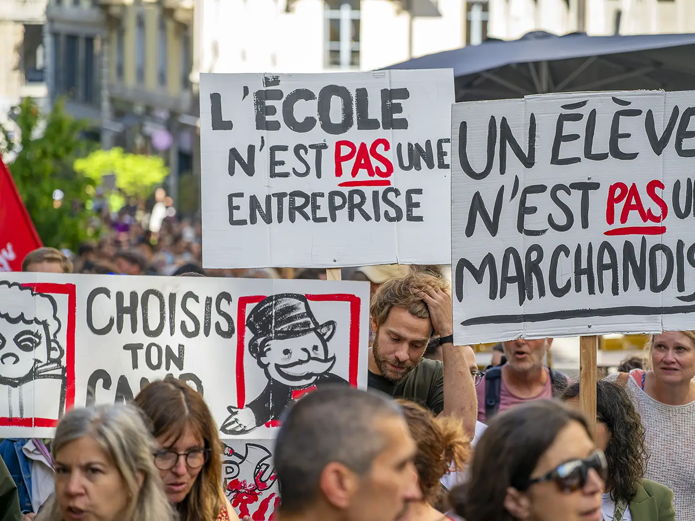 Pancartes contre la baisse d'argent pour l'école publique