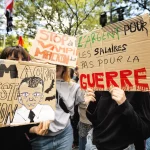 Des pancartes demandant la démission d'Emmanuel Macron