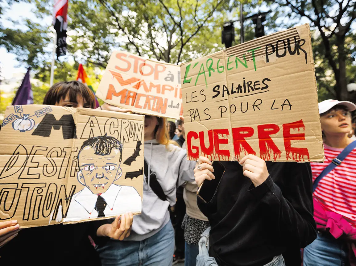 Des pancartes demandant la démission d'Emmanuel Macron
