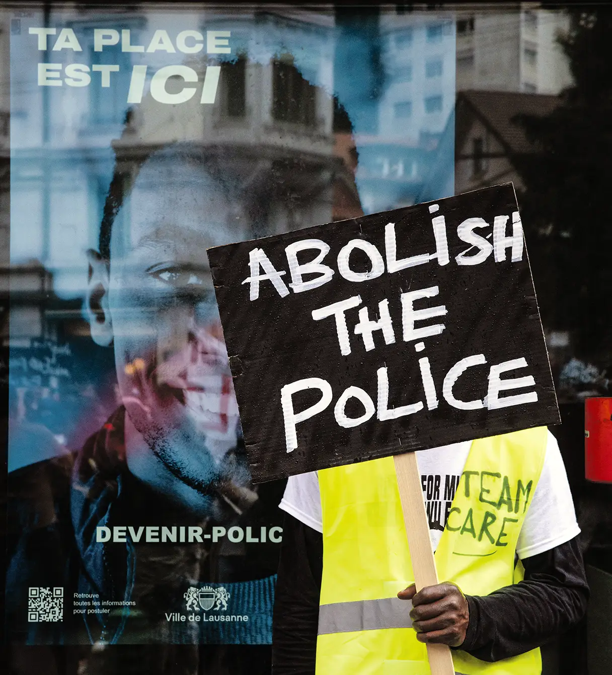 Un manifestant tient une pancarte "abolish the police"