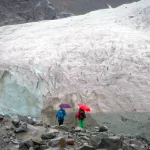 Deux Aînées pour le climat devant ce qu’il reste d’un glacier