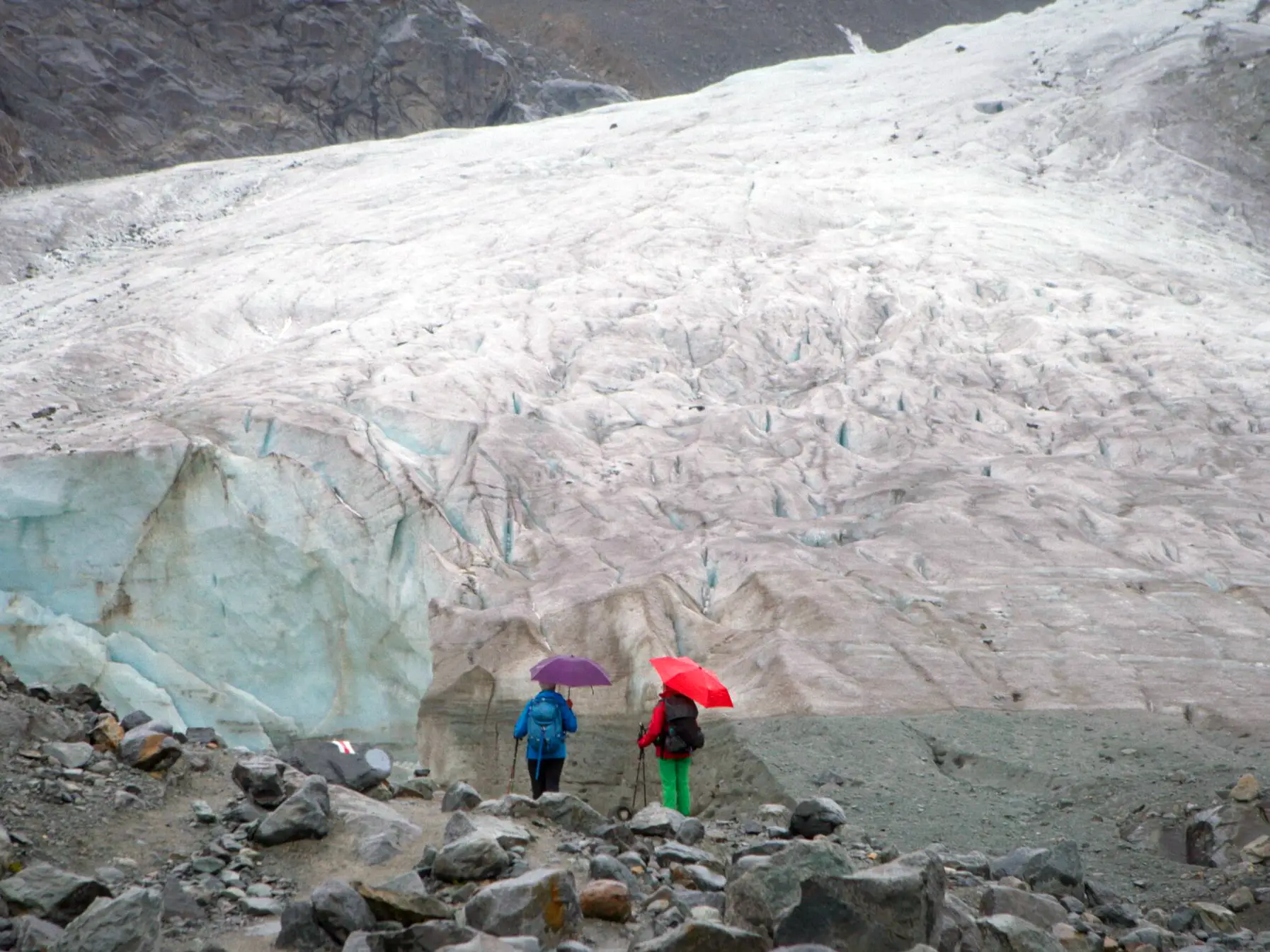 Deux Aînées pour le climat devant ce qu’il reste d’un glacier