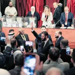Le président syrien Ahmed Al-Charaa visite un bureau de vote à Damas
