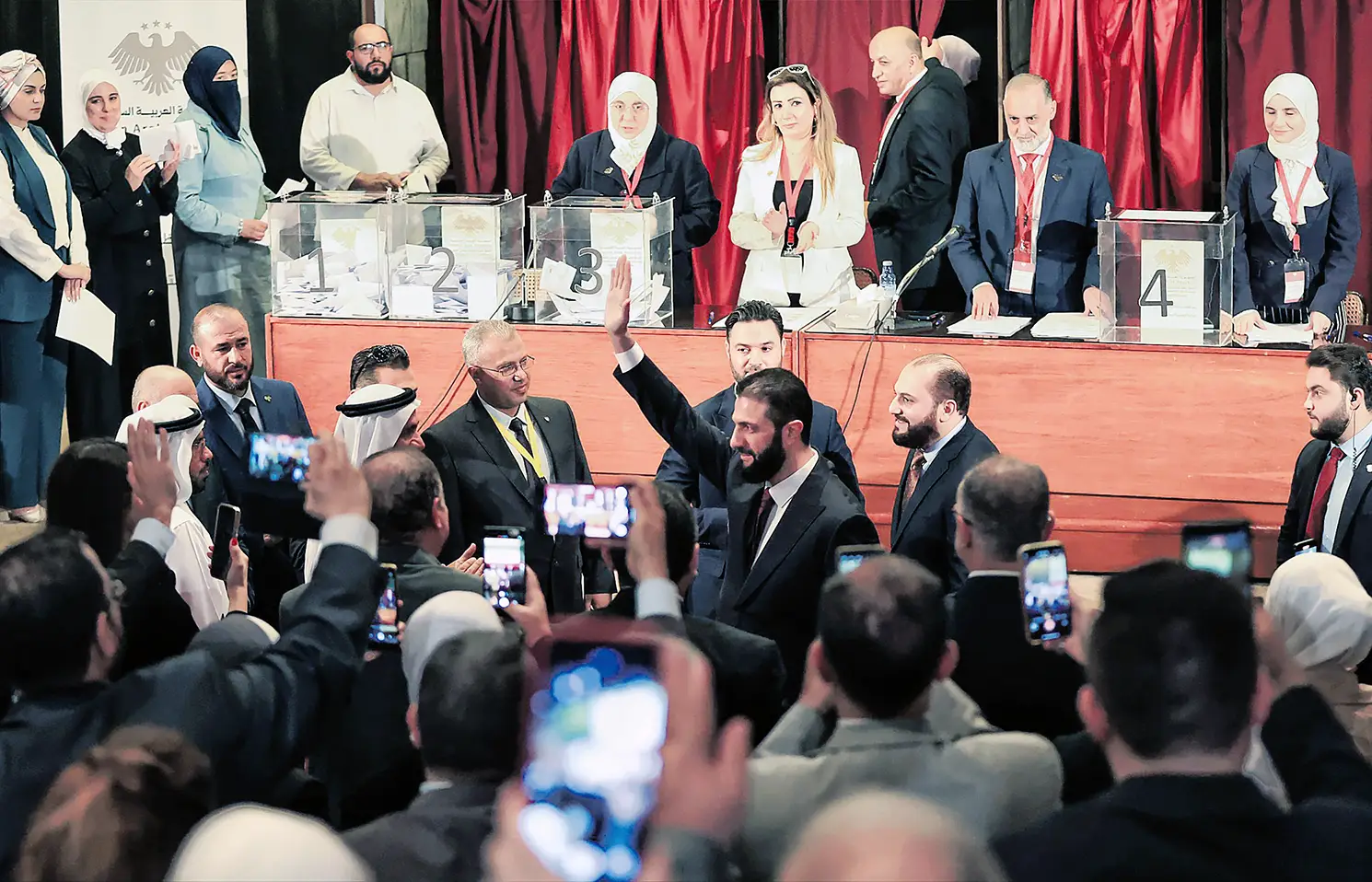Le président syrien Ahmed Al-Charaa visite un bureau de vote à Damas