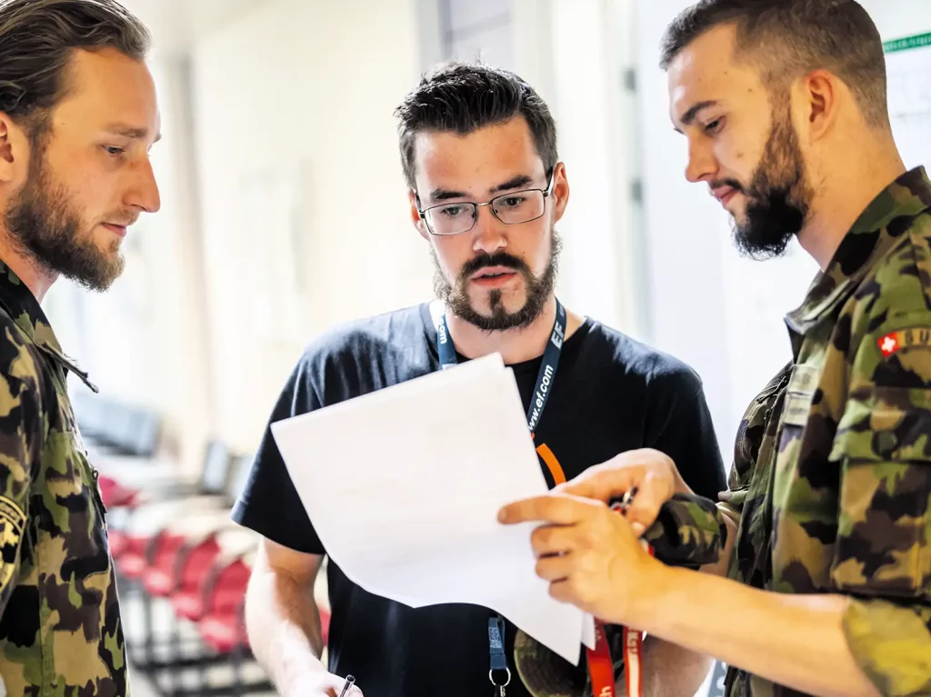 Des militaires informent une jeune recrue du service militaire