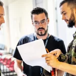 Des militaires informent une jeune recrue du service militaire