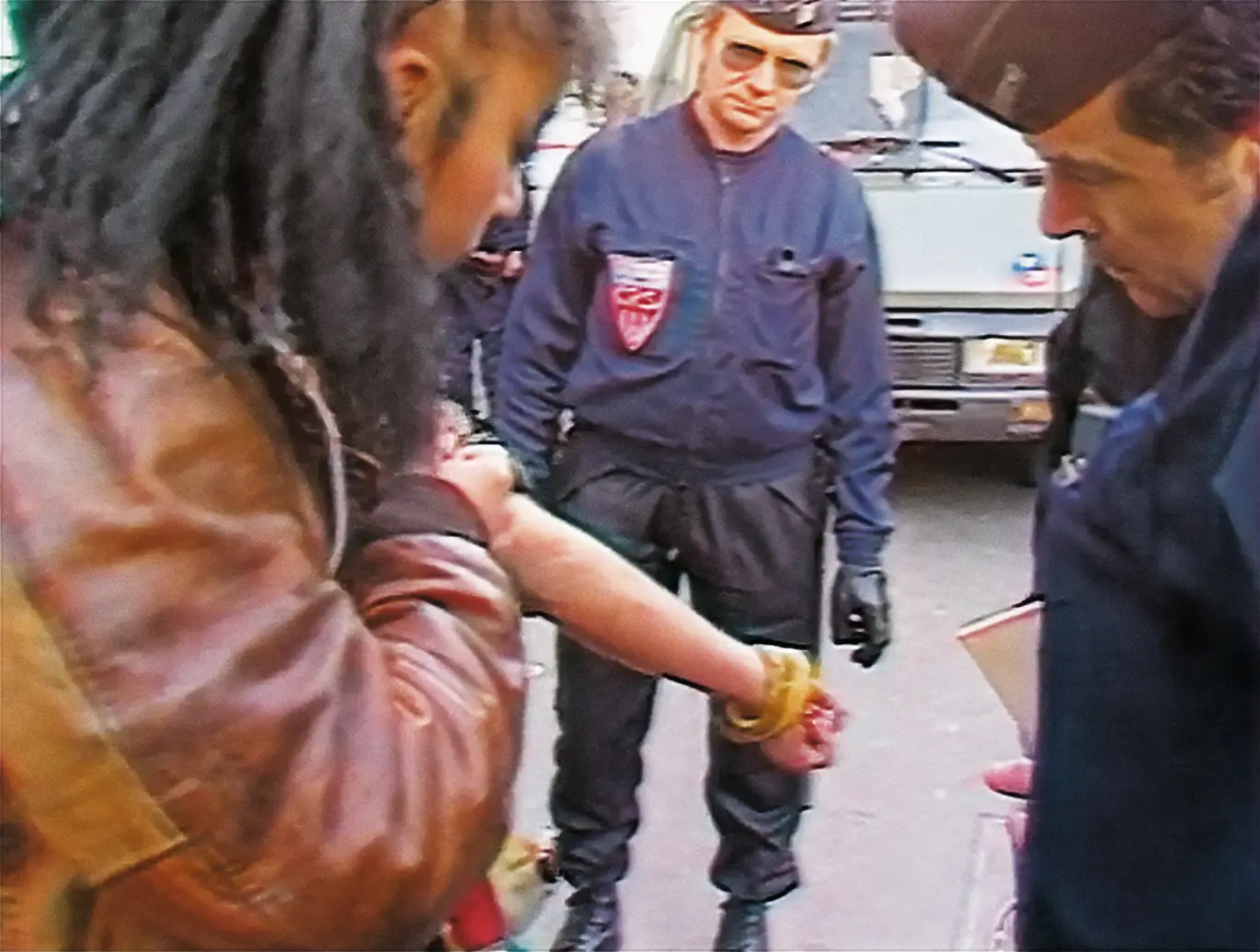 Des policiers contrôlent une potentielle usagère d'héroïne, Paris, 1984