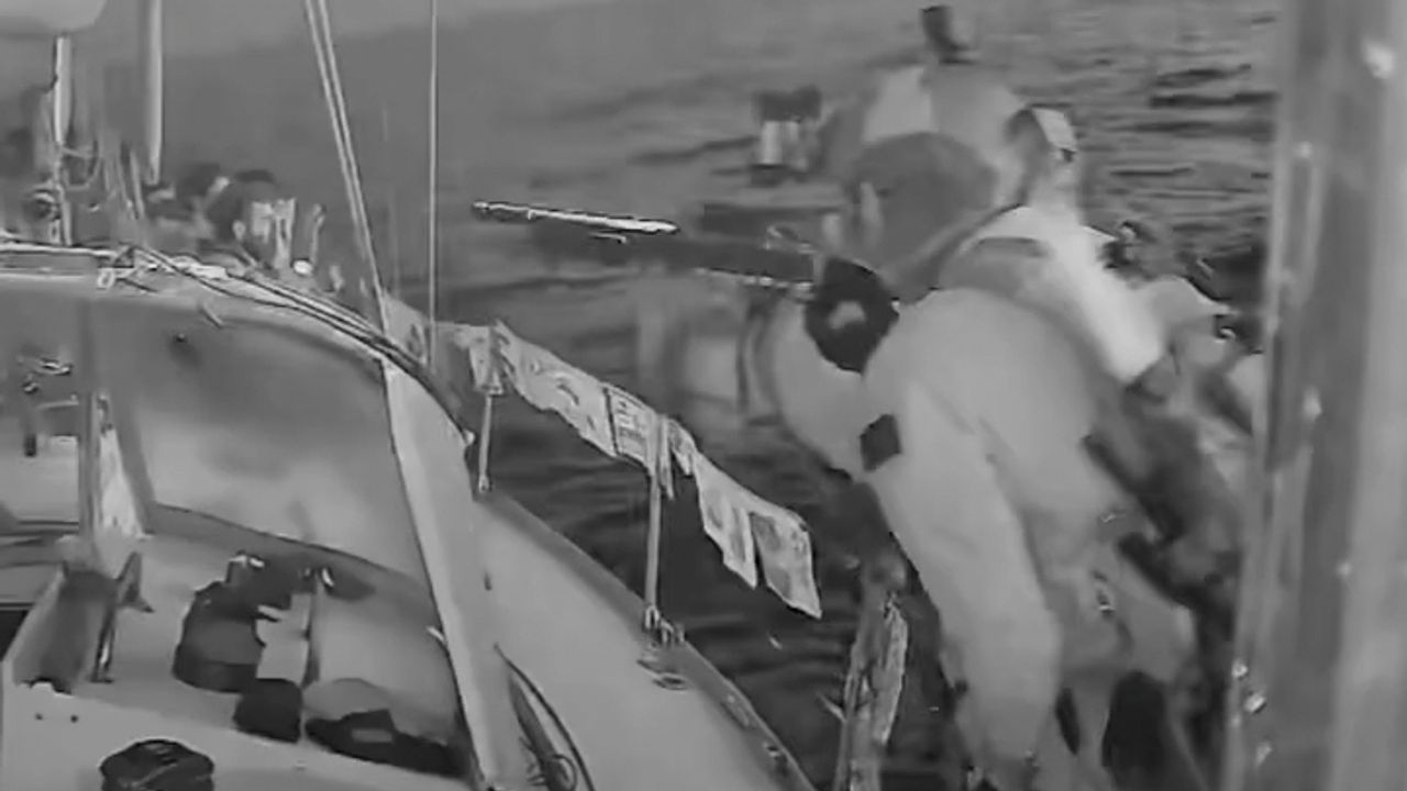 Des soldats de l’armée israélienne embarquent sur l’Oxygono, l’un des bateaux de la Global Sumud Flotilla, 2 octobre 2025